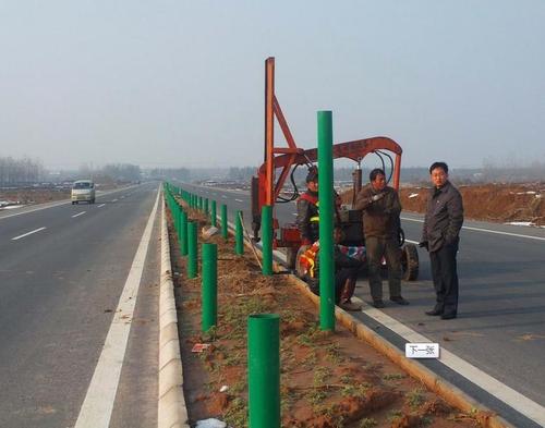 习水波形护栏打桩